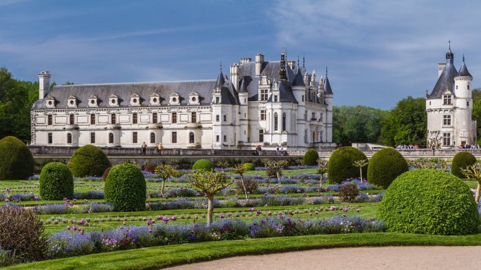 Chenonceau castle and its Diane de Poitiers garden.